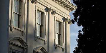 The White House stands in Washington, D\u002EC\u002E, U\u002ES\u002E, on Friday, Nov\u002E 3, 2017\u002E U\u002ES\u002E President Donald Trump said this morning he doesn't remember much about a March 2016 meeting in which a campaign foreign policy adviser raised the idea of seeking meetings with Russian officials and then continued contacts with Russian intermediaries\u002E Photographer: Andrew Harrer/Bloomberg