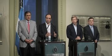 DYN21, BUENOS AIRES, 16/12/2015, CONFERENCIA DE PRENSA DEL TITULAR DE LA UCR JOSE CORRAL LUEGO DE LA REUNION CON EL PRESIDENTE MAURICIO MACRI, ACOMPAu00d1ADO POR ANGEL ROZAS, EL MINISTRO ROGELIO FRIGERIO Y MARIO NEGRI. FOTO:DYN/PABLO MOLINA. buenos aires