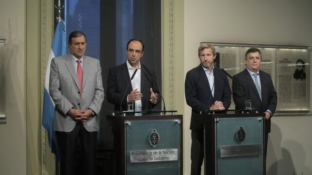 DYN21, BUENOS AIRES, 16/12/2015, CONFERENCIA DE PRENSA DEL TITULAR DE LA UCR JOSE CORRAL LUEGO DE LA REUNION CON EL PRESIDENTE MAURICIO MACRI, ACOMPAu00d1ADO POR ANGEL ROZAS, EL MINISTRO ROGELIO FRIGERIO Y MARIO NEGRI. FOTO:DYN/PABLO MOLINA. buenos aires