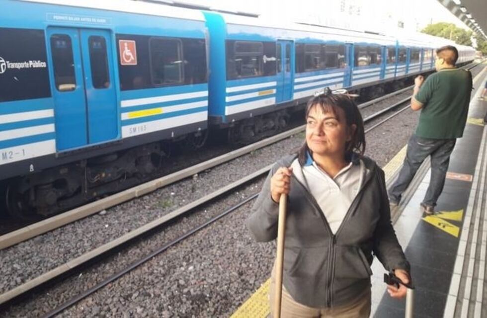 Terminó su mandato como Diputada Nacional y volvió a limpiar andenes en la estación Once del Sarmiento