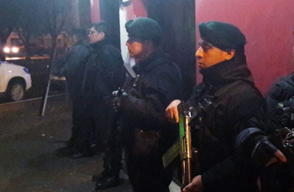 Un grupo comando asaltó tres viviendas en la madrugada