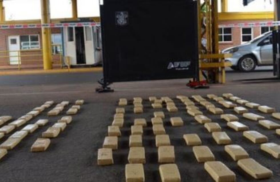 Secuestraron media tonelada de marihuana en tres avionetas en el aeródromo de Navarro