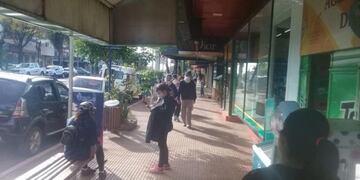 La apertura de los comercios generó más movimiento de personas\u002E