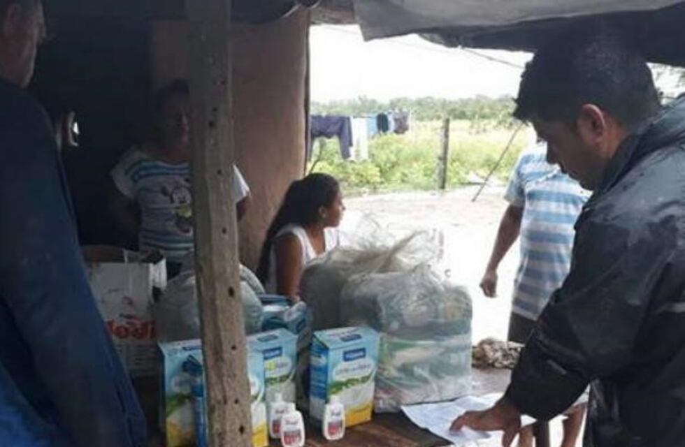 Defensa Civil brinda asistencia a los afectados por la inundación en Santiago