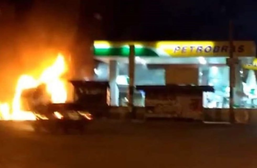 Un camión cisterna se prendió fuego en una estación de servicio en Tortuguitas