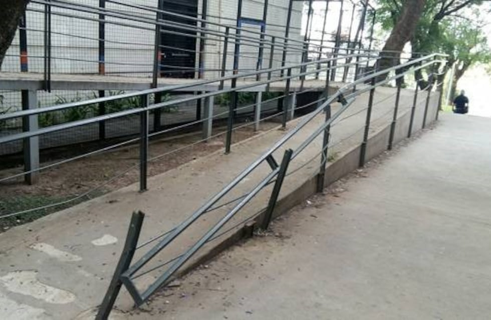 Destruyeron una de las barandas de la bajada Belgrano, reinaugurada hace cuatro años