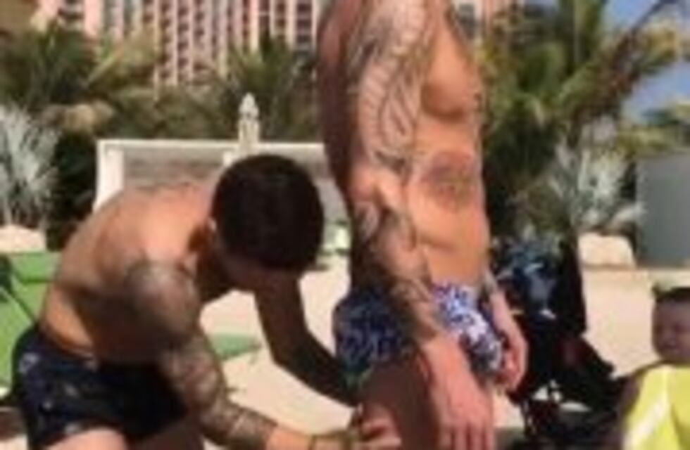 "Papu" Gómez, muy cariñoso con un delantero en Dubai