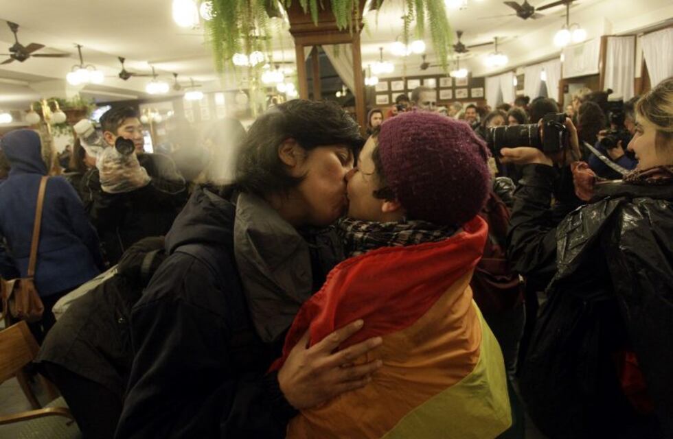 La Policía de Córdoba negó que haya detenido a una pareja lesbiana por besarse en una plaza