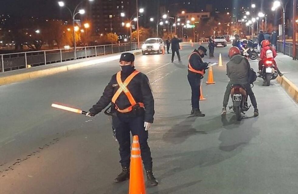 Intensos operativos policiales en nueve puentes de Carlos Paz