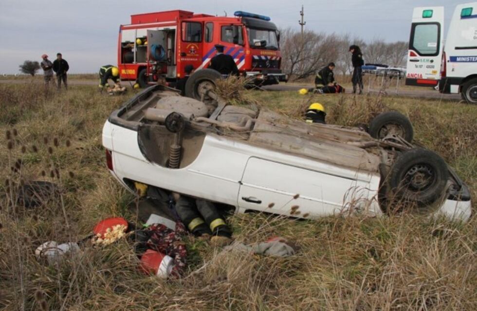 Una familia de Río Ceballos volcó en su automóvil cerca de General Pico