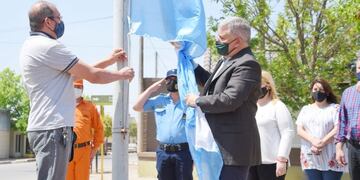 Izamiento de la Bandera Argentina en Arroyito con motivo de los 200 aniversario del primer izamiento en las Islas Malvinas