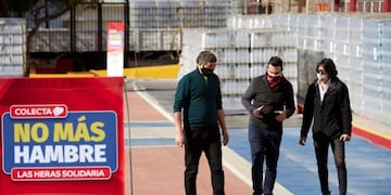 El intendente de Las Heras, Daniel Orozco supervisa la donación junto al director de deportes, Mauricio Ginestar\u002E