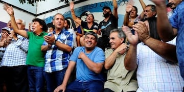 Juan Carlos Schmid junto a Pablo Moyano