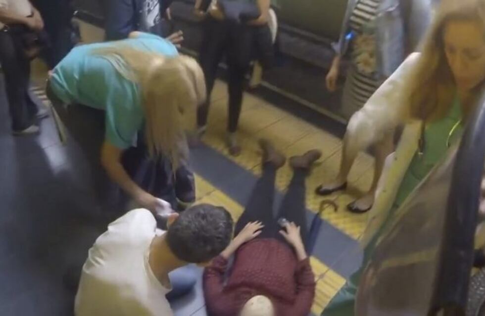 Se cayó a las vías del subte, perdió el conocimiento, y fue rescatada por pasajeros