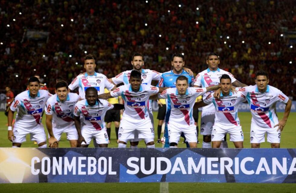 Insólito: A Junior de Colombia le pusieron el himno de Bolivia en la Copa Sudamericana