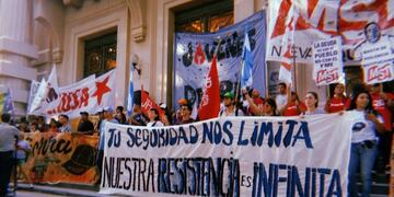 Los manifestantes desplegaron sus banderas frente a la Plaza San Martín\u002E (@causaorgpopular)