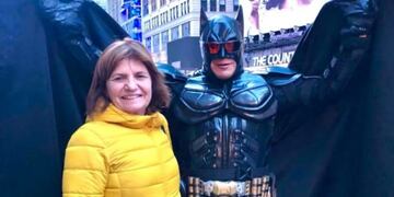 Patricia Bullrich y el Batman de Times Square (Web)