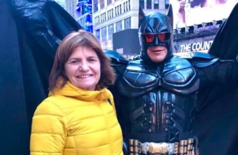 En un desopilante encuentro, Patricia Bullrich y el Batman de Nueva York cantaron "Vamos a volver"