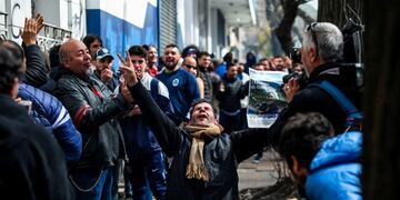 FOTODELDÍA -AME4001\u002E LA PLATA (ARGENTINA), 06/09/2019\u002E- Hinchas de Gimnasia y Esgrima de La Plata hacen fila para asociarse al club tras la expectación que ha producido el fichaje de Diego Armando Maradona como entrenador, este viernes en La Plata (Argentina)\u002E EFE/DEMIAN ALDAY