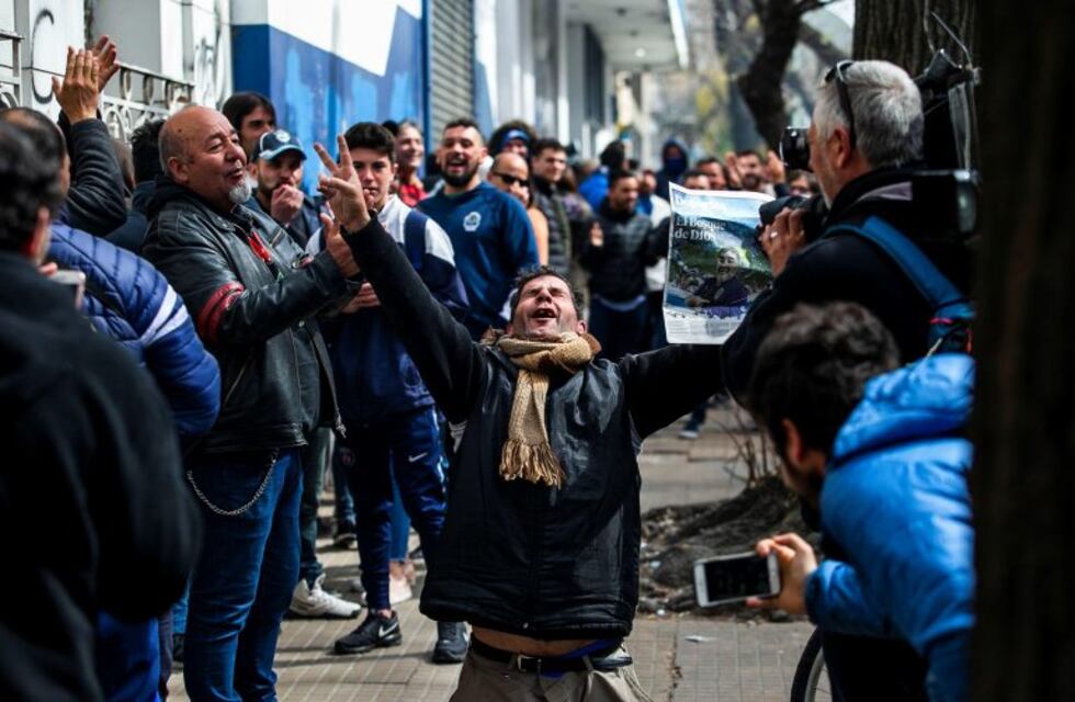 Maradona en Gimnasia: bronca en los hinchas porque suspendieron la inscripción de socios