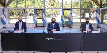 Alberto Fernández anunció la extensión del aislamiento junto a Horacio Rodríguez Larreta y Axel Kicillof\u002E (Foto: Presidencia)