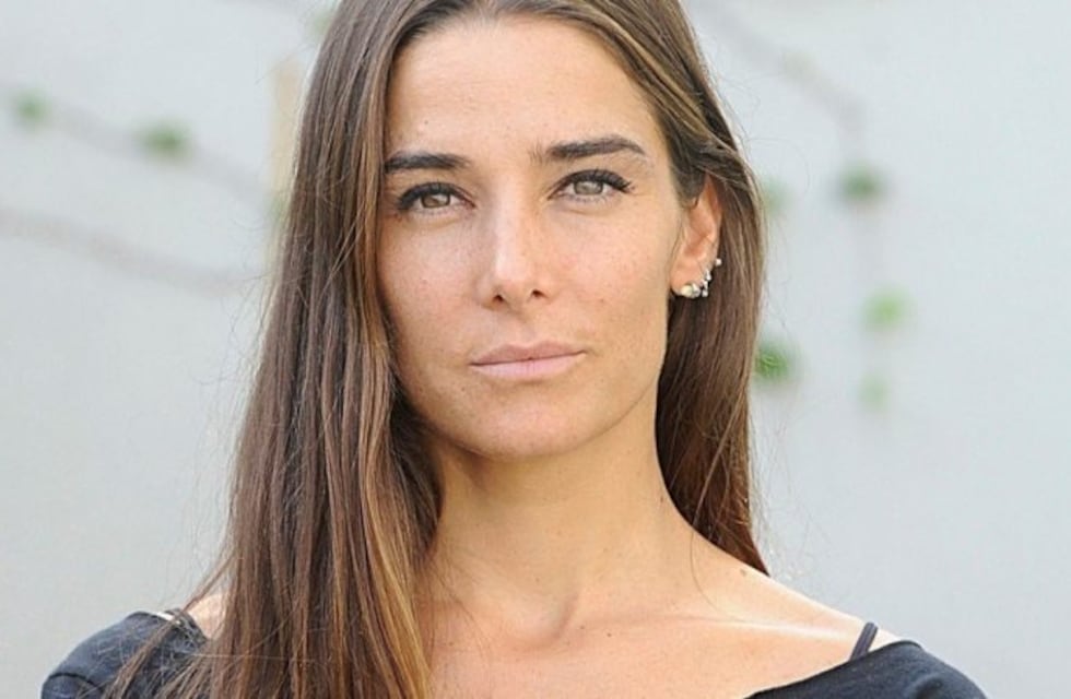 Juana Viale lució un look súper elegante con un vestido escote corazón