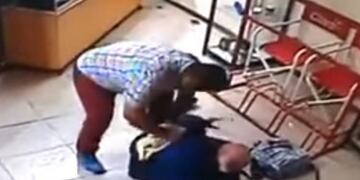 El asalto y la violencia en la casa de celulares de Villa Gobernador Gálvez quedó filmado\u002E (Captura de pantalla)