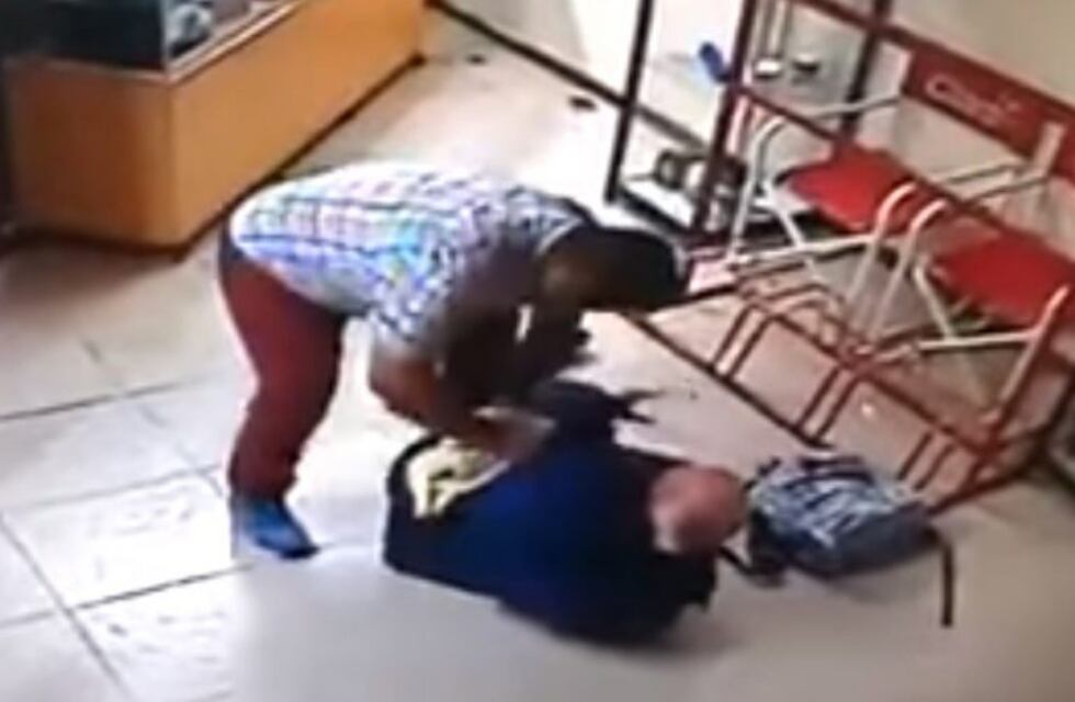 Asaltantes golpearon y arrastraron a cliente y empleados de un comercio de celulares y todo quedó grabado