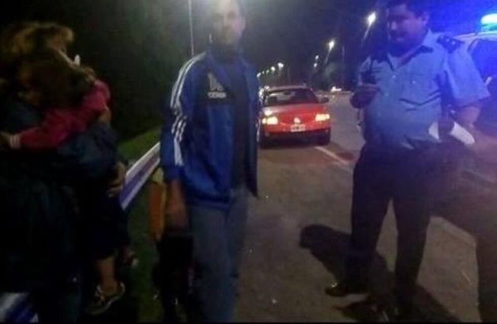 Una niña se cayó de la ventanilla de un auto en movimiento y se salvó de milagro