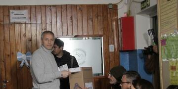 Hector Baldassi votando\u002E