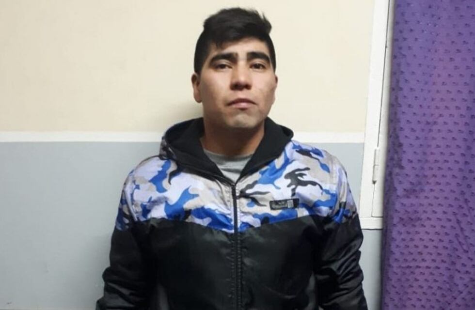 Desatado: atacó a un policía y después se golpeó contra un patrullero