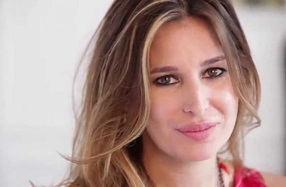 Dolores Barreiro, en modo veraniego: malla negra y copa en mano