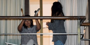 Desde las 20, muchos vecinos se hicieron escuchar desde los balcones\u002E