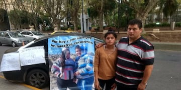 El padre de Florencia y Mélani Aranda fue a protestar a la puerta de la Municipalidad por la muerte de sus hijas en el International Park\u002E (@pedrolevyok)