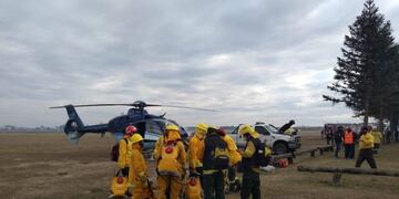Viernes con mucho humo después de una noche irrespirable y los brigadistas siguen trabajando para combatir los incendios frente a Rosario\u002E (Municipalidad Rosario)