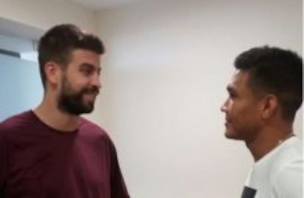 Teo Gutiérrez se fotografió con el defensor del Barcelona Piqué