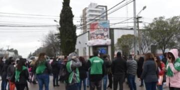 ATE se manifestó frente al edificio de Lotería de Chubut para reclamar sueldos adeudados