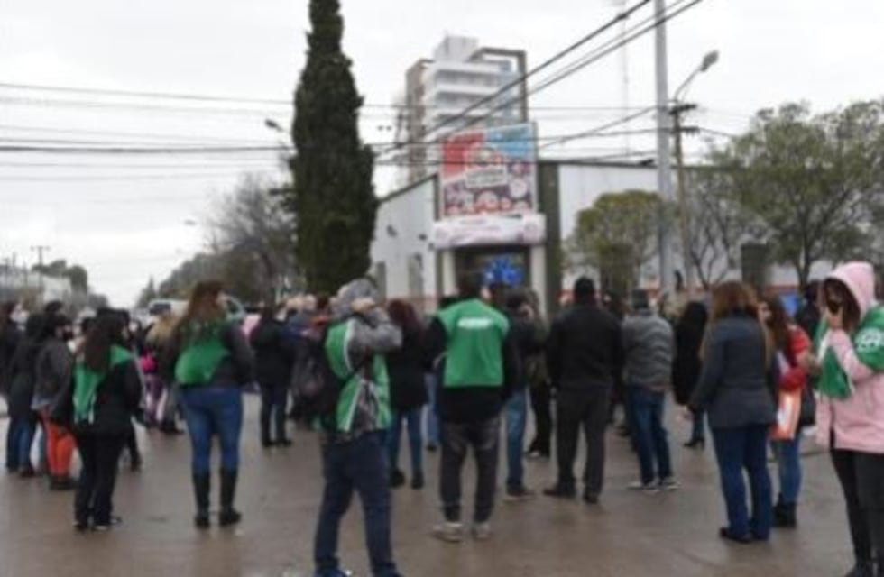ATE se manifestó frente al edificio de Lotería de Chubut para reclamar sueldos adeudados