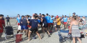 Dos equipos de rugby terminaron a las piñas en una playa de Río Negro