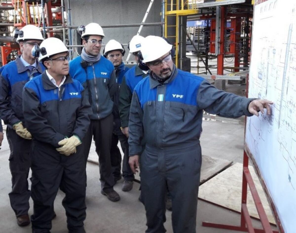 El gobernador Alfredo Cornejo realizu00f3 esta tarde una recorrida junto al presidente de YPF, Miguel Gutiu00e9rrez, por las instalaciones de la Refineru00eda de Luju00e1n de Cuyo\u002E