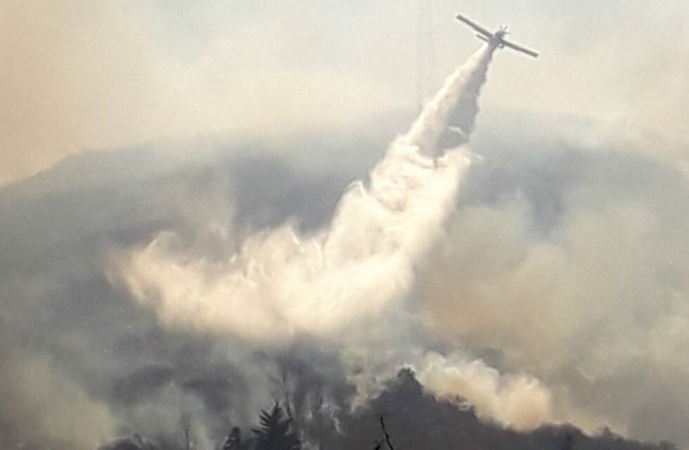La Calera: sigue la lucha de los bomberos contra el incendio que amenaza a viviendas