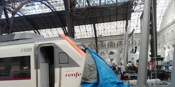 Un tren de cercanías averiado tras chocar con el tope final en la estación Francia de Barcelona, España, el 28/07/2017\u002E foto: Europa Press/Europa Press/dpa