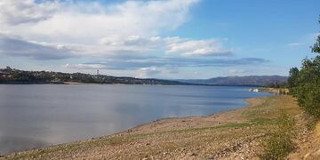 Paisaje a la vera del lago San Roque en Villa Carlos Paz\u002E (Foto: Facebook / Municipalidad VCP)\u002E