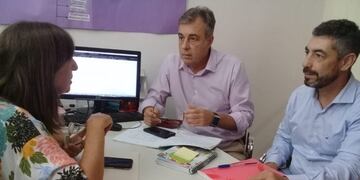 El intendente Luis Castellano y Alejandro Burgos junto a Patricia Chialvo\u002E