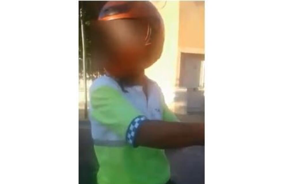 Escracharon a un agente de tránsito manejando una moto en estado de ebriedad