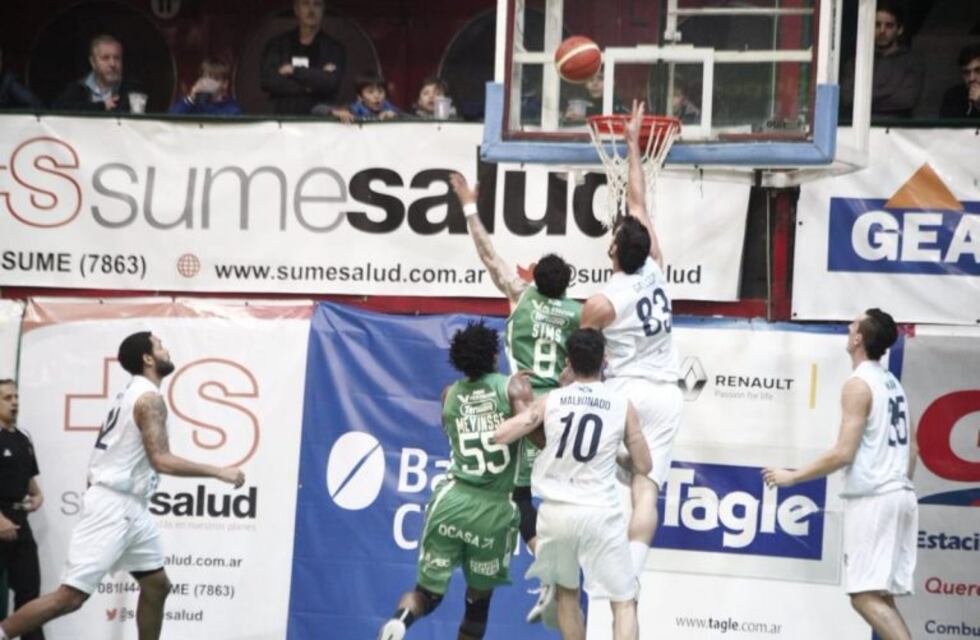 Atenas no pudo sostener su racha como local y la serie de cuartos está igualada