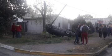 Malagueño: perdió el control del vehículo y finalizó en el jardín de una vivienda