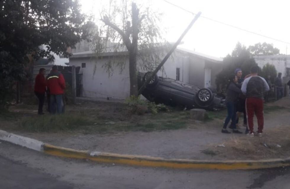 Malagueño: perdió el control del vehículo y terminó en el jardín de una vivienda