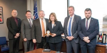 Patricia Bullrich con agentes de la DEA\u002E (Twitter)