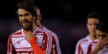 River Plate's midfielder Leonardo Ponzio and teammates leave the field at the end of the first half of their Argentina First Division football match against Racing at the Antonio Vespucio Liberti stadium in Buenos Aires, on June 18, 2017\u002E / AFP PHOTO / Alejandro PAGNI cancha de river plate leonardo ponzio campeonato torneo primera division 2016 2017 futbol futbolistas partido river plate racing club